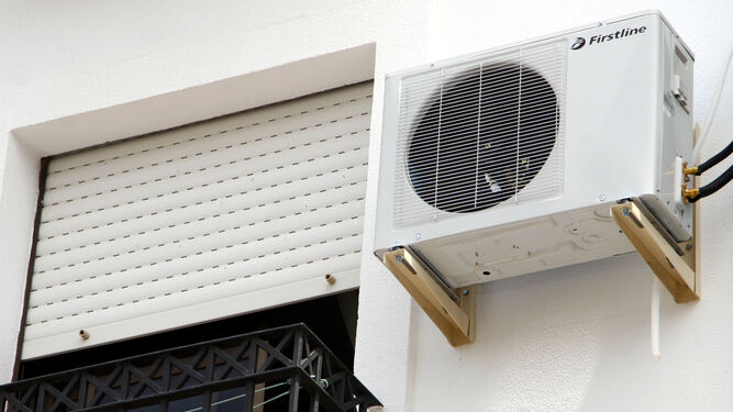 Un aparato de aire acondicionado en una fachada.
