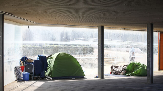 Uno de los lugares donde se concentran personas sin hogar en Cádiz.