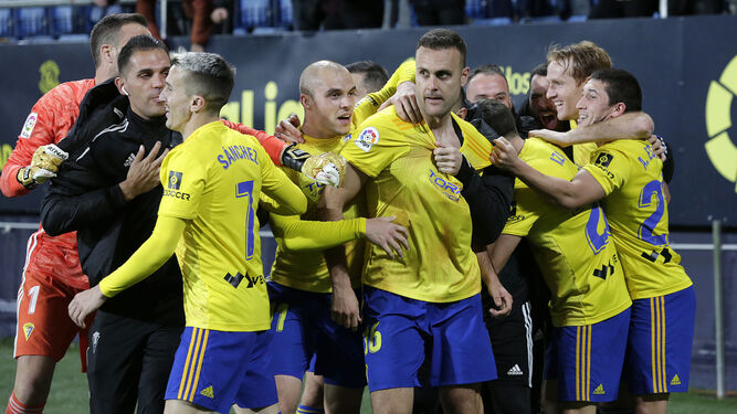 Los jugadores felicitan a Cala tras el gol que marcó en el minuto 92 en la victoria contra el Racing.