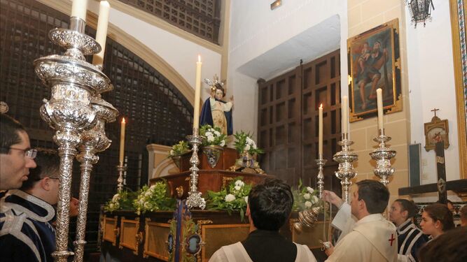 El Niño Jesús de Praga, en el interior de la iglesia de las Concepcionistas, no pudo procesionar este sábado por la lluvia.