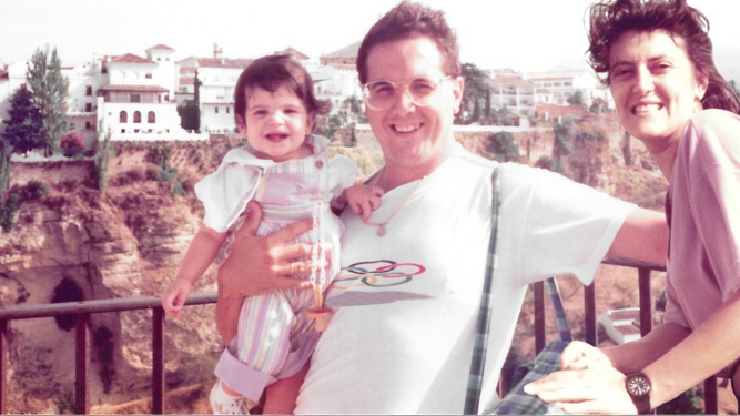 Primer viaje en familia. Eduardo Bablé elige una fotografía de hace más de 30 años. En la imagen, tomada en Ronda, se inmortaliza el primer viaje en familia tras el nacimiento de su hija, Elena Amalia, “que podría tener aquí algo más de un añito”.