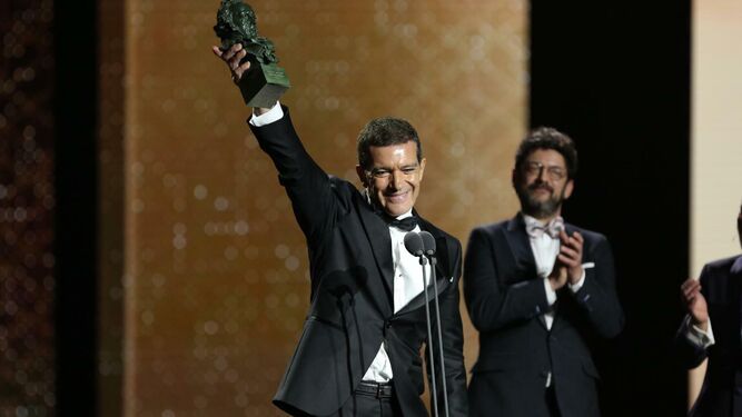 Antonio Banderas recoge su Goya a mejor actor por su papel en &lsquo;Dolor y gloria&rsquo;.