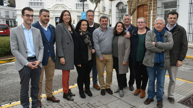 Los dos nuevos concejales posan junto al resto del Grupo Municipal y otros miembros del PP local y provincial, en una reciente visita de la secretaria general del PP en Andalucía, Loles López, a Chiclana.