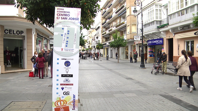 El Ayuntamiento está renovando los carteles comerciales instalados en el centro de la ciudad.