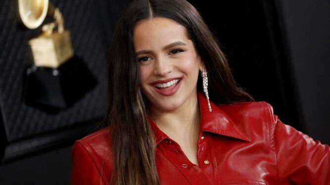 Rosalía, con vestido de cuero rojo en la gala de los Grammy.