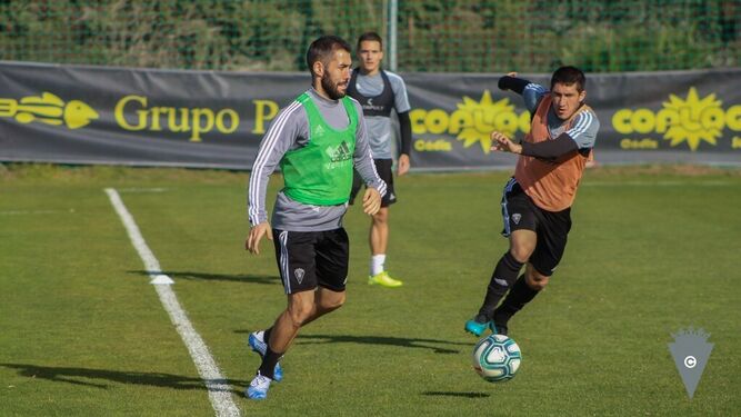 Alberto Perea, con el balón que busca Espino durante el entrenamiento desarrollado el martes por el Cádiz.