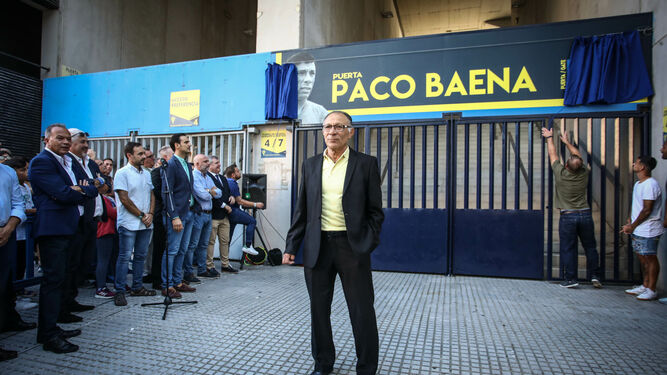 Paco Baena, delante de la puerta del estadio Carranza que lleva su nombre.