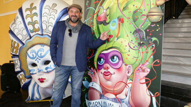 El pregonero, José Ramon de Castro González 'Ramoni' junto al cartel de Carnaval de Chiclana.