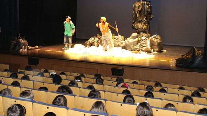 Representación de la obra ‘El viaje de Garabato’ en el Teatro Moderno.