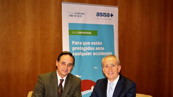Alfredo Garbisu, presidente de la Federación Española de Pádel, y Jaime Ortiz, director comercial y marketing de ASISA.
