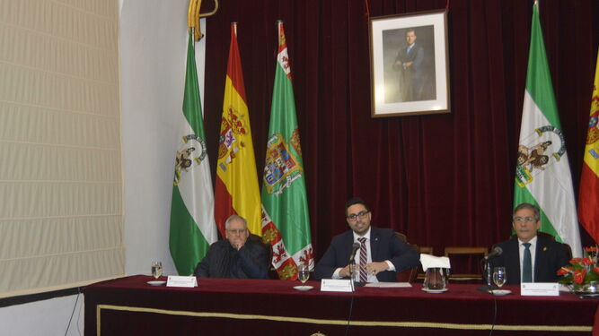 El guardián de los franciscanos en Cádiz, Fray Jesús España; el diputado Antonio González Mellado; y Emilio Bienvenido, durante la sesión.