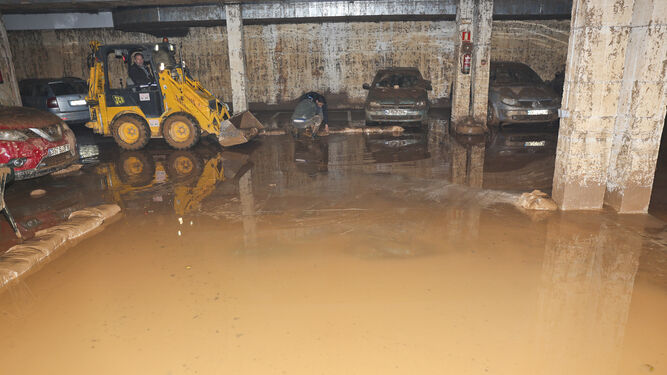 Un aparcamiento inundado en Campanillas.