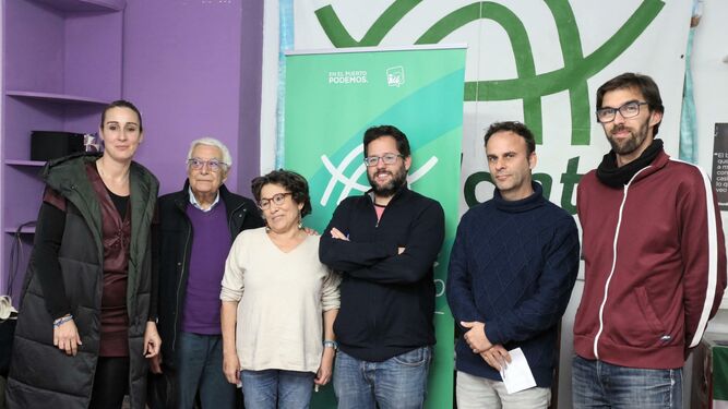 Los políticos de Adelante Andalucía y miembros del Foro por la Memoria de El Puerto, durante la comparecencia en la sede La Morada.