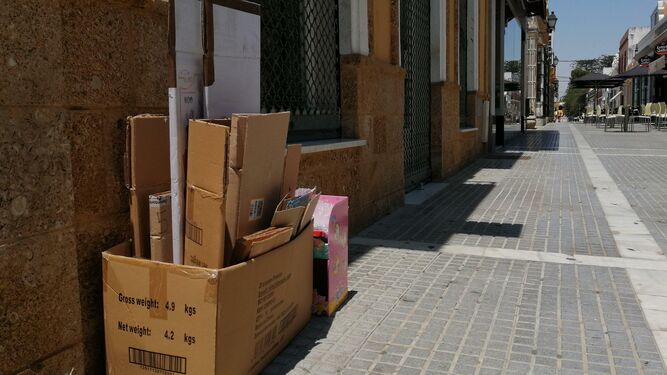 Cartón acumulado en uno de los comercios de Puerto Real