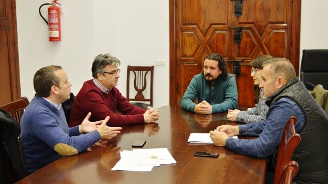 Los representantes del Ayuntamiento y de Endesa analizaron los cortes de suministro que padece la zona rural.