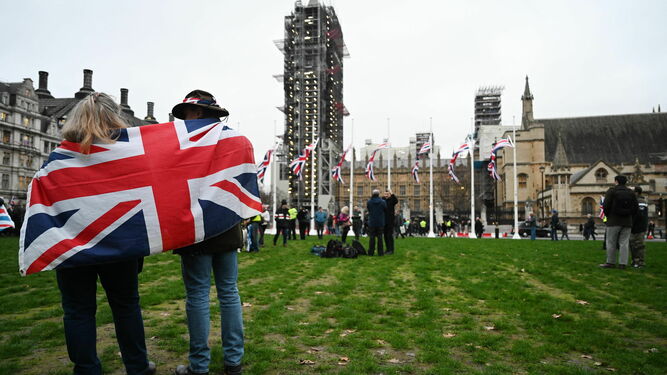 Varios partidarios del Brexit, con banderas del Reino Unido ante el Parlamento inglés