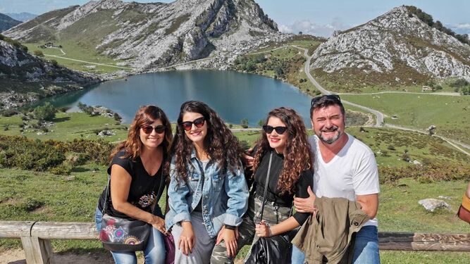 Juanma Braza ‘El Sheriff’ es un hombre de familia. En la imagen podemos verlo disfrutando con su mujer, Dori, y sus hijas, Sara e Irene, de 21 y 16 años, de un viaje a Asturias. Allí, en pleno parque nacional de los Lagos de Covadonga lo pasaron en grande.