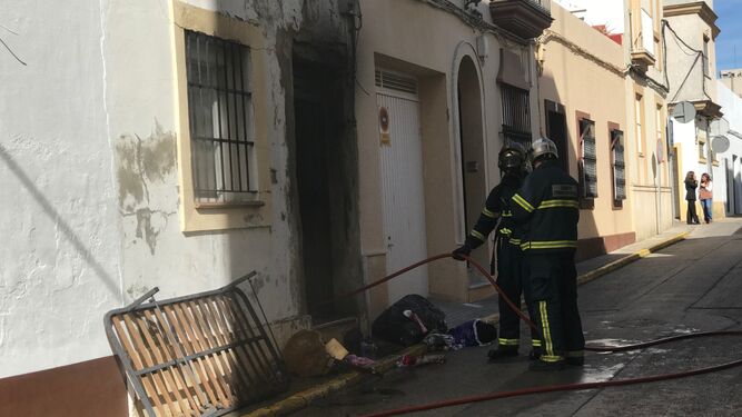 Bomberos intervienen en el incendio de una vivienda en la calle Daoiz
