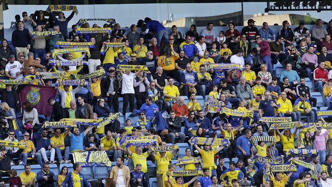 Aficionados con bufandas cadistas el pasado domingo en el estadio Carranza.