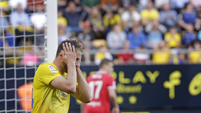 Malbasic se lleva las manos a la cabeza tras una clara ocasión en el partido contra el Zaragoza.