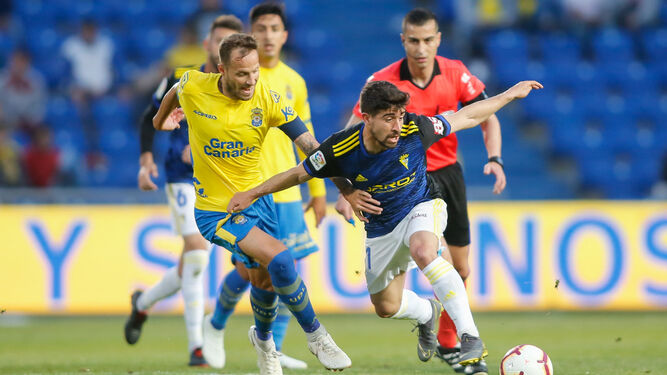 Varón Aceitón sigue de cerca una acción de Jairo durante el partido Las Palmas-Cádiz de la pasada temporada.