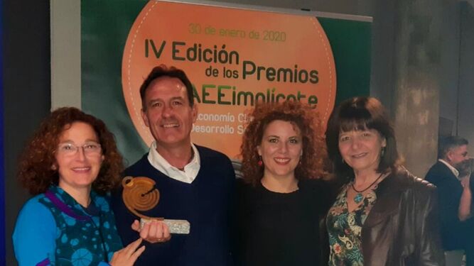 Los responsables del centro recogen el premio en Sevilla.
