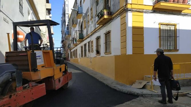 El asfaltado de la calle Rueda ha comenzado en la esquina con la calle La Rosa.