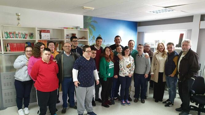 Los concejales del PSOE junto con el grupo de usuarios de Apadeni.