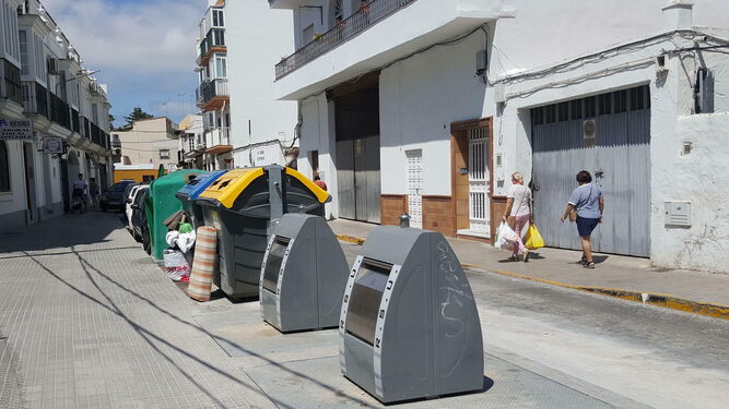 Contenedores de reciclaje y de residuos orgánicos en una calle del centro.
