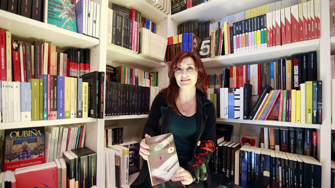 La escritora Jes Lavado, en la jerezana librería 'El Laberinto'.