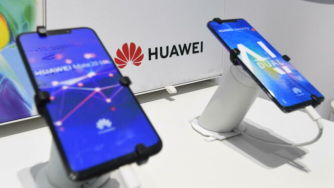 Expositor con productos de Huawei