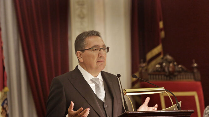El presidente de la Fundación Cajasol, Antonio Pulido, en el salón de plenos durante su discurso de ingreso en la Real Academia de Bellas Artes de Cádiz.