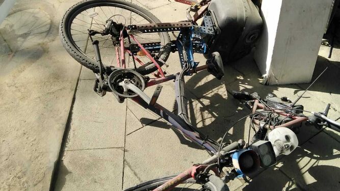 La bicicleta y el remolque con el equipo de música, destrozados.