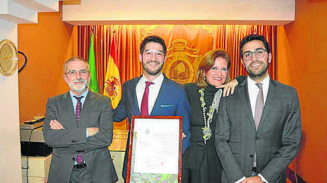 El galardonado Pablo Meléndez con sus padres Felipe Meléndez e Isabel García y su hermano Felipe.