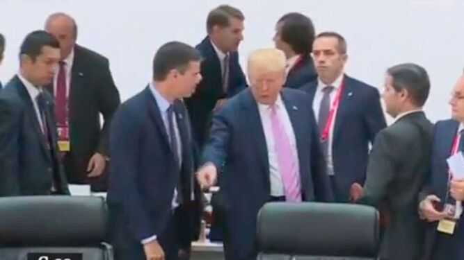 La imagen televisiva que se hizo viral en la que Trump señala su sitio a Sánchez en la reunión del G-20.
