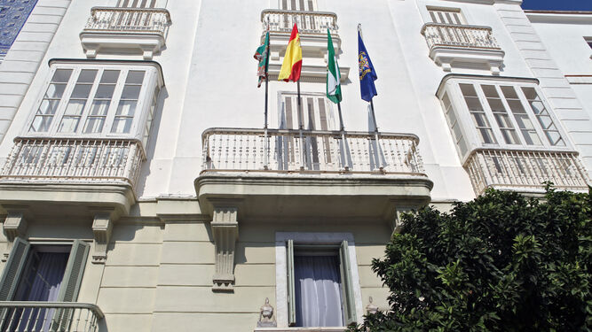 Fachada de la UNED en Cádiz, en la plaza de San Antonio.
