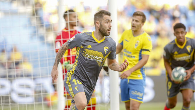 Alberto Perea corre para celebrar el gol que supuso el 0-1.