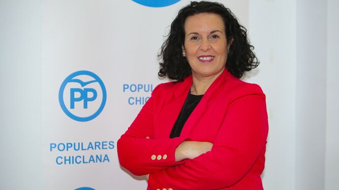 La nueva presidenta del PP, Ascensión Hita, posa en la sede local.