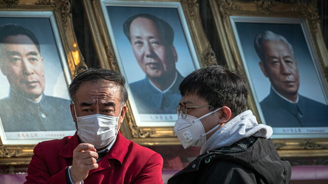 Hombres con mascarillas en Pekín.
