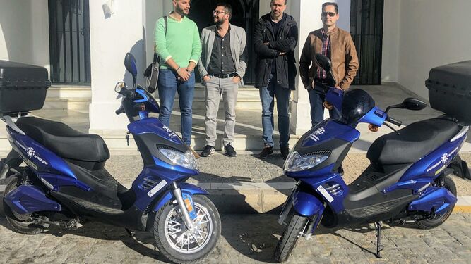 Las dos motocicletas eléctricas que la Diputación ha entregado al Ayuntamiento para el servicio municipal.