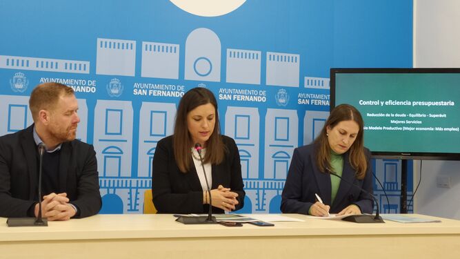 El concejal de Desarrollo Económico, Conrado Rodríguez; la acaldesa, Patricia Cavada; y la concejala de Empleo, Regla Moreno, al presentar los presupuestos.