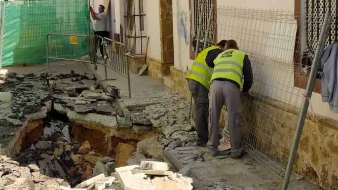 Trabajos para reparar el socavón de la calle Jorge Juan.