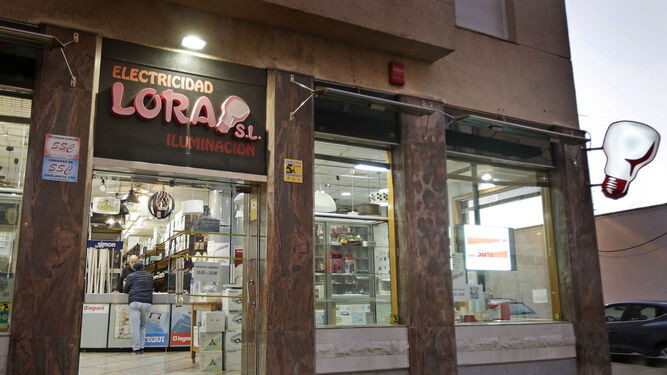 La tienda de Electricidad Lora en la calle Cruz Roja Española.