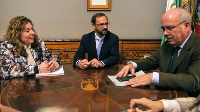 El alcalde de Sanlúcar y el presidente de la Confederación de Empresarios de la provincia de Cádiz, reunidos en el Palacio Municipal.