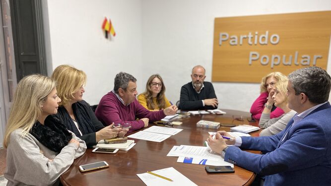 Reunión del PP isleño con los diputados José Ortiz y María José García Pelayo.