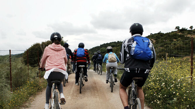Un grupo de ciclistas circulando por uno de los caminos de la Vía Verde.