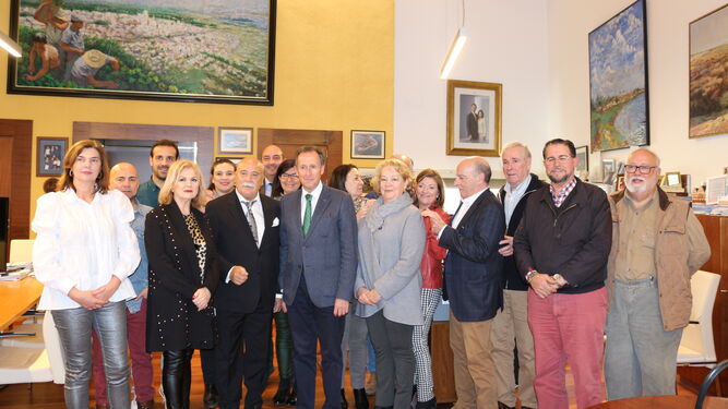 Familiares de El Brillantina posan con los responsables municipales en Alcaldía.