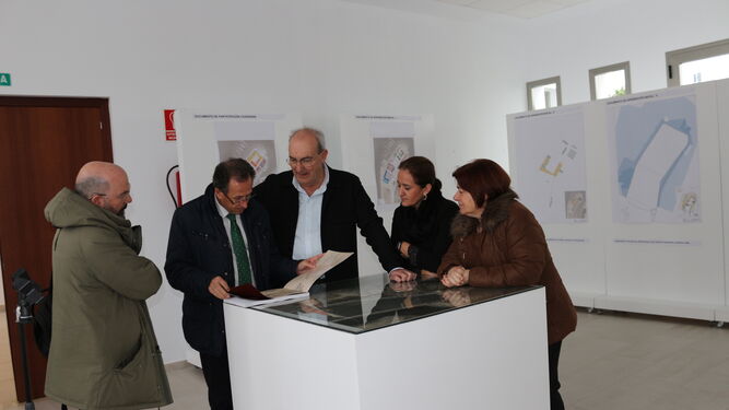 Los responsables municipales ojean el documento del Plan Especial durante la inauguración de la exposición pública.