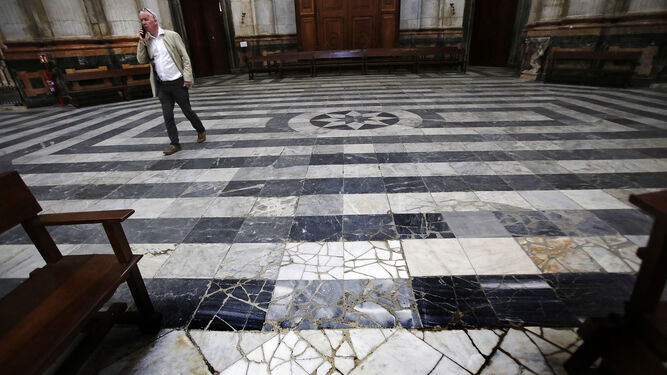 Evidencia del mal estado del suelo de la Catedral de Cádiz