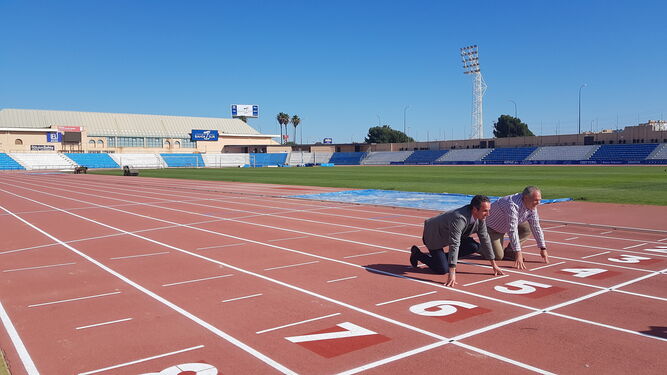 Francis Posada y Antonio Rojas, en los puestos de salida de las nuevas pistas de atletismo del Estadio Iberoamericano.